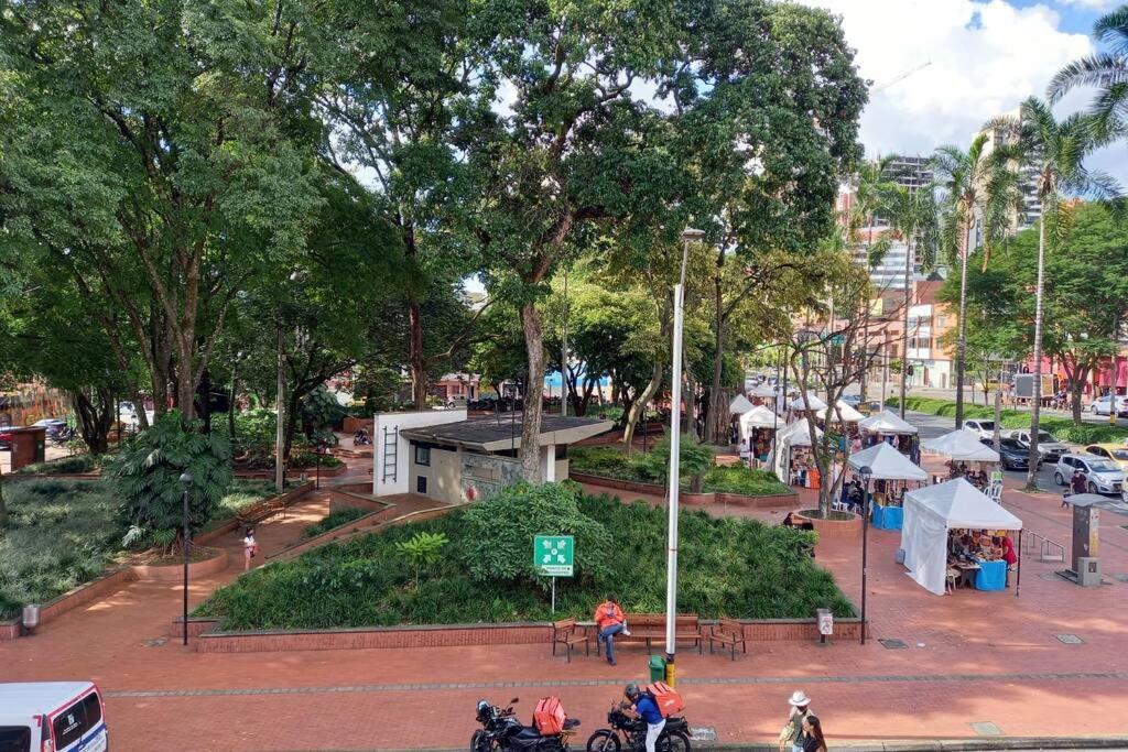 En Parque Del Poblado Medellin